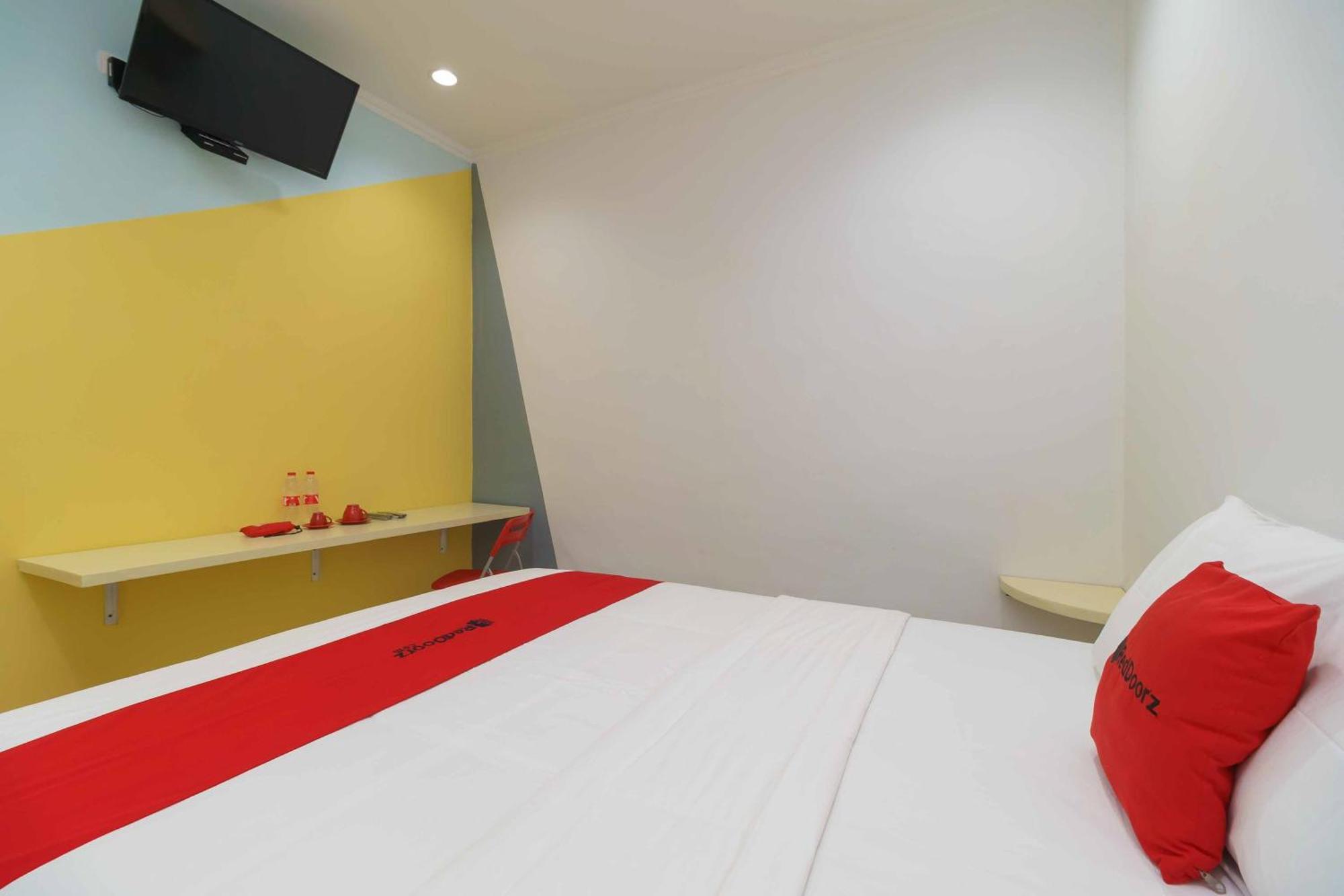 Reddoorz At Taman Galaxy Bekasi Hotel Exterior foto