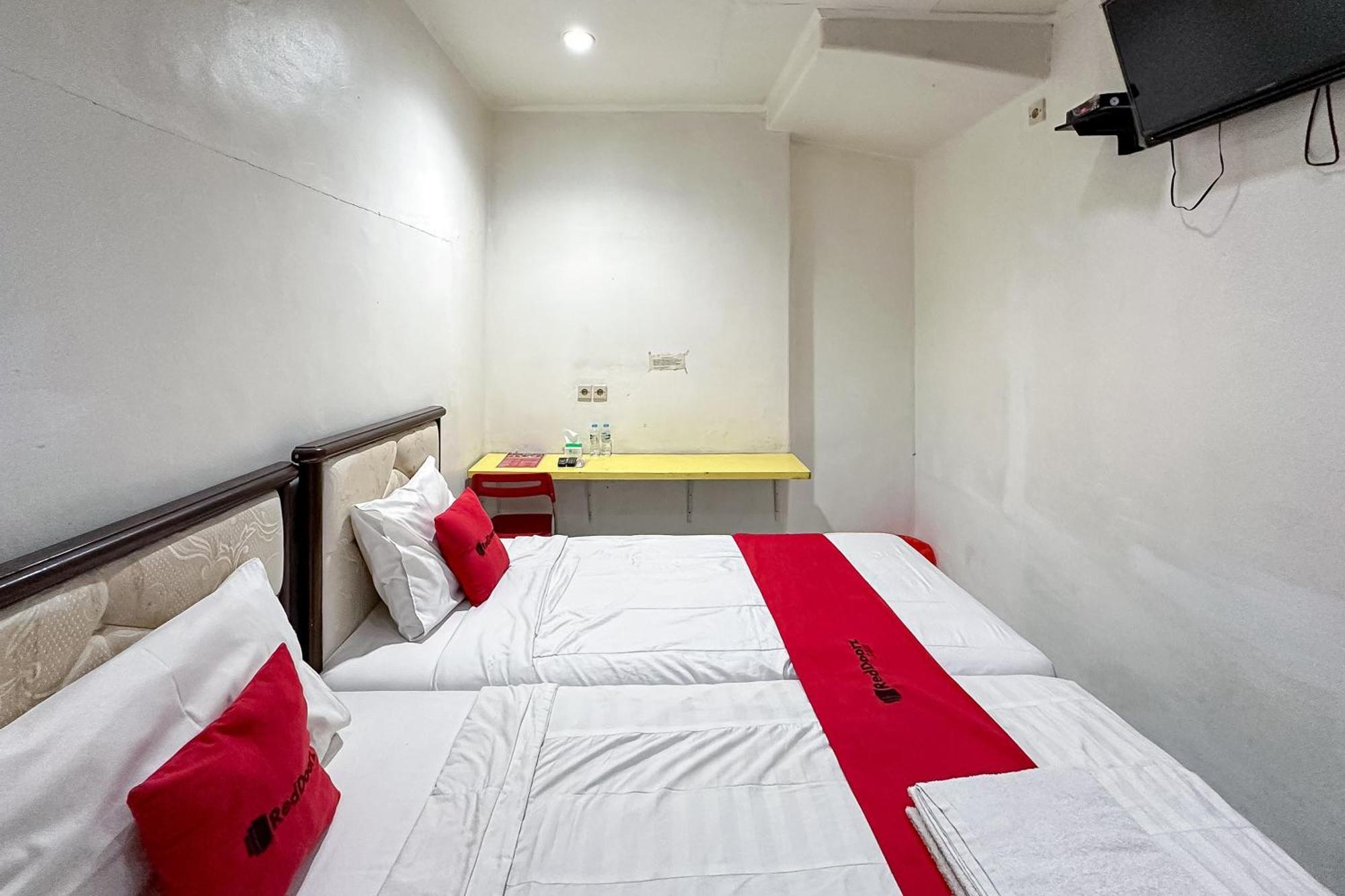 Reddoorz At Taman Galaxy Bekasi Hotel Exterior foto